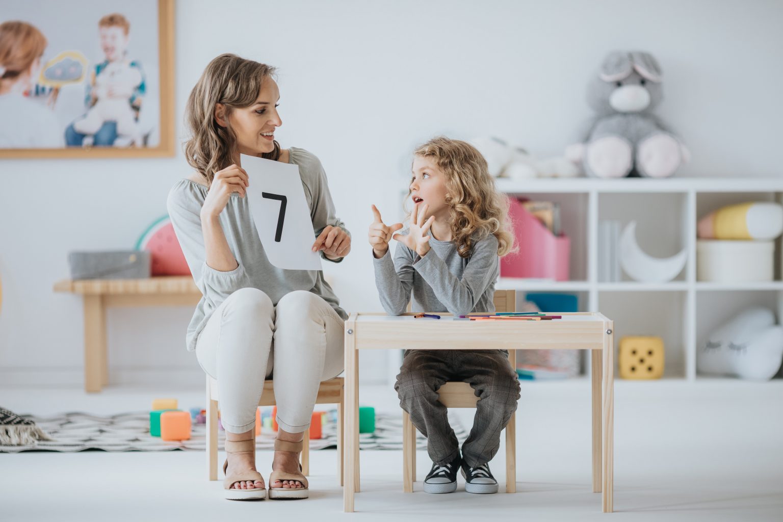 Родители учат детей. Учит детей 18. Чтение родителей и детей. Два школьника спорят. Домашнее образование в 18 веке.